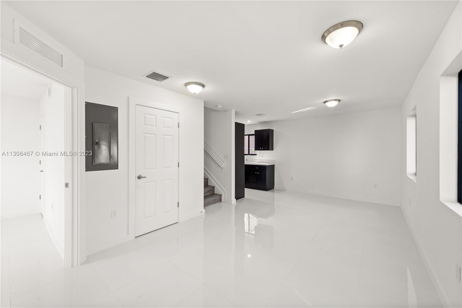 See details / 2300 sq. ft. $ 2022-11-28 0 Photo