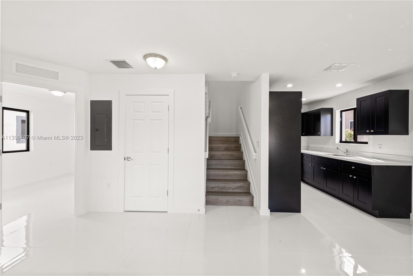 See details / 2300 sq. ft. $ 2022-11-28 0 Photo