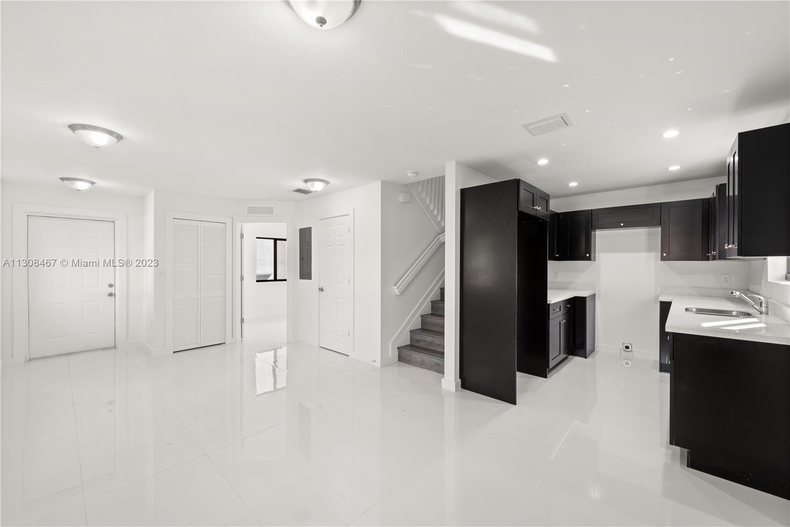 See details / 2300 sq. ft. $ 2022-11-28 0 Photo