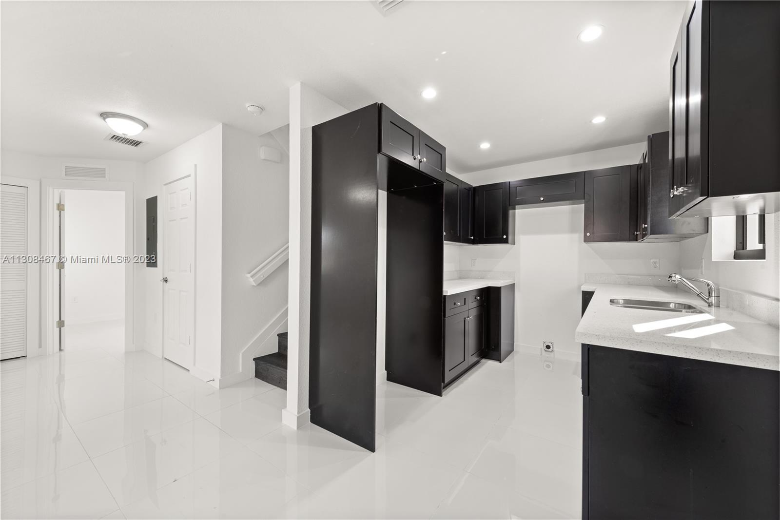 See details / 2300 sq. ft. $ 2022-11-28 0 Photo