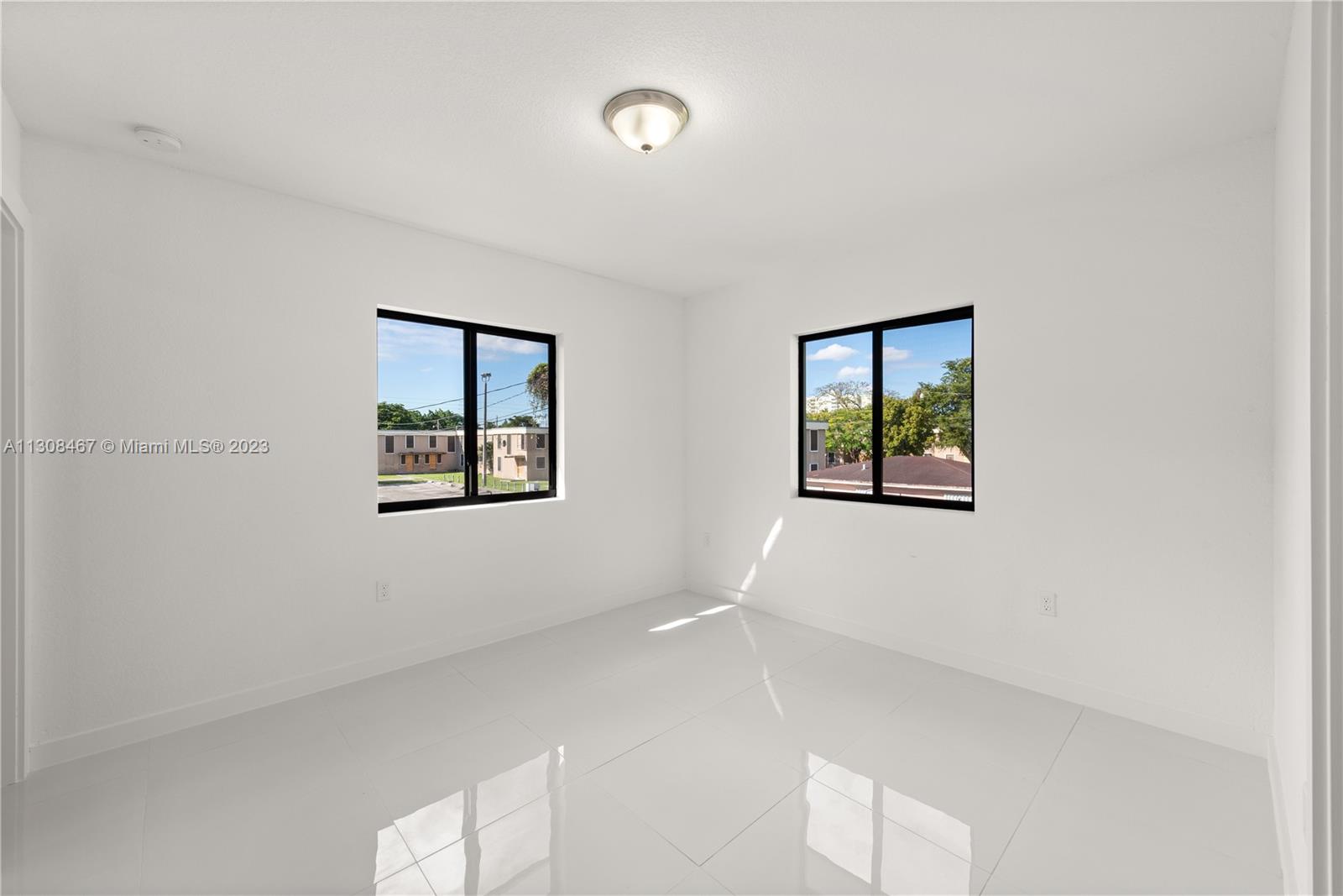 See details / 2300 sq. ft. $ 2022-11-28 0 Photo