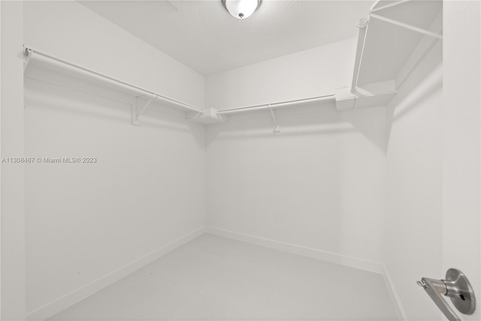 See details / 2300 sq. ft. $ 2022-11-28 0 Photo