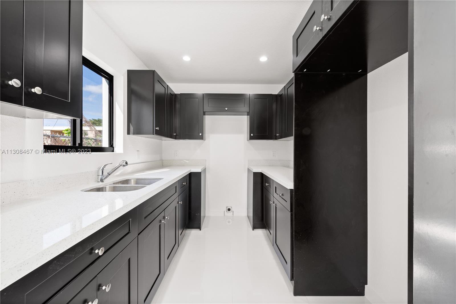See details / 2300 sq. ft. $ 2022-11-28 0 Photo