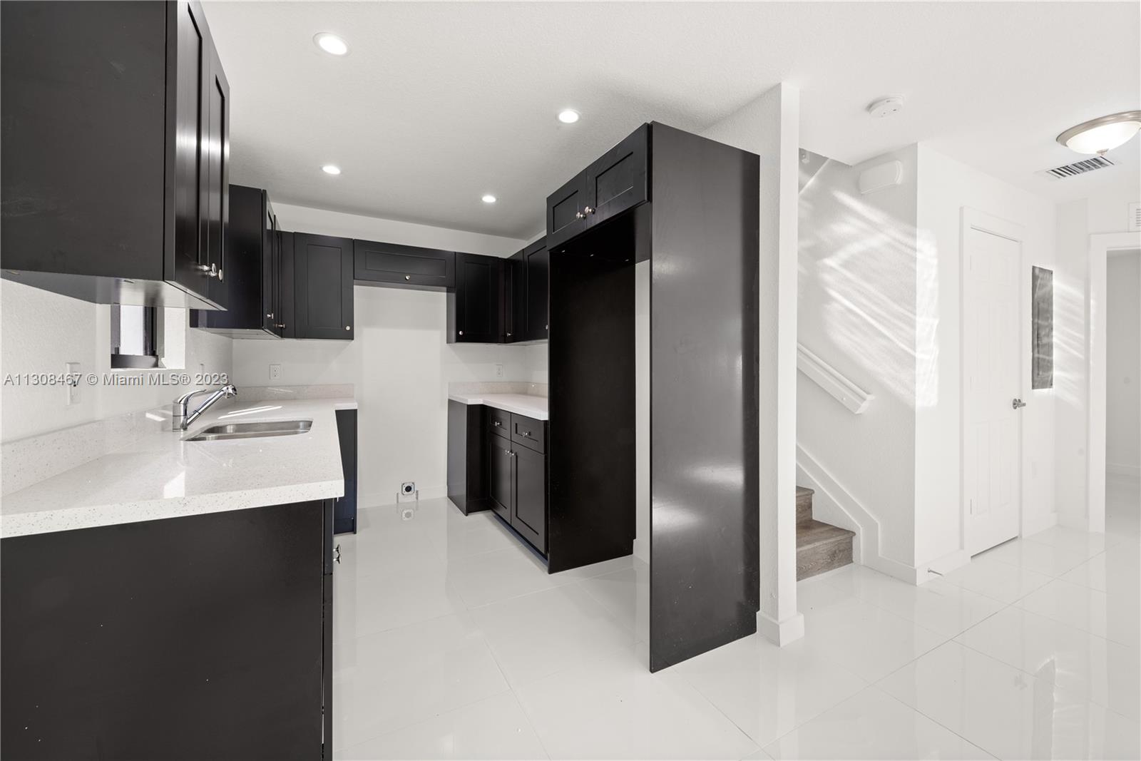 See details / 2300 sq. ft. $ 2022-11-28 0 Photo