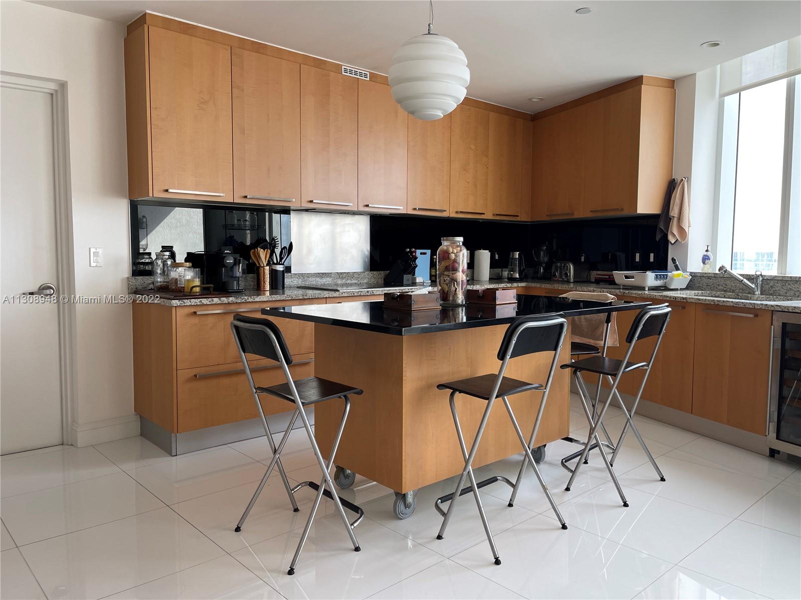 Ver detalles 1804 3 / 4 2558 sq. ft. $ 2022-12-27 0 foto