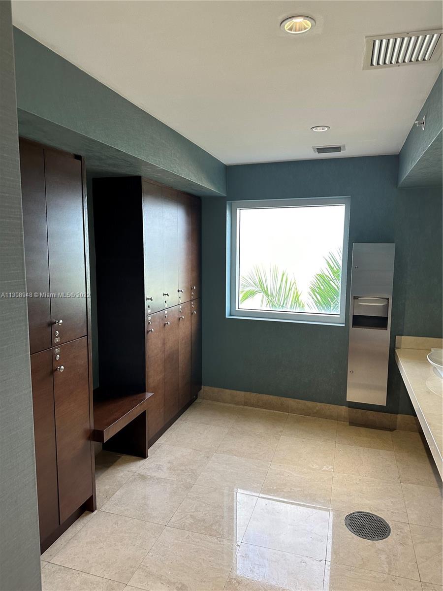 Ver detalles 1804 3 / 4 2558 sq. ft. $ 2022-12-27 0 foto