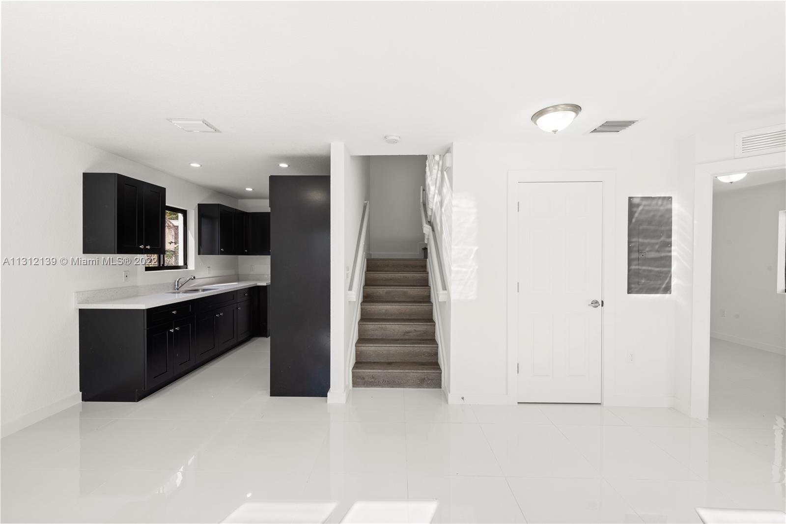See details / 2300 sq. ft. $ 2022-12-06 0 Photo