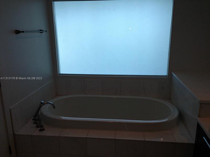 Photo of 2950 188 ST #344, Aventura, Florida, 33180 - Bathtub