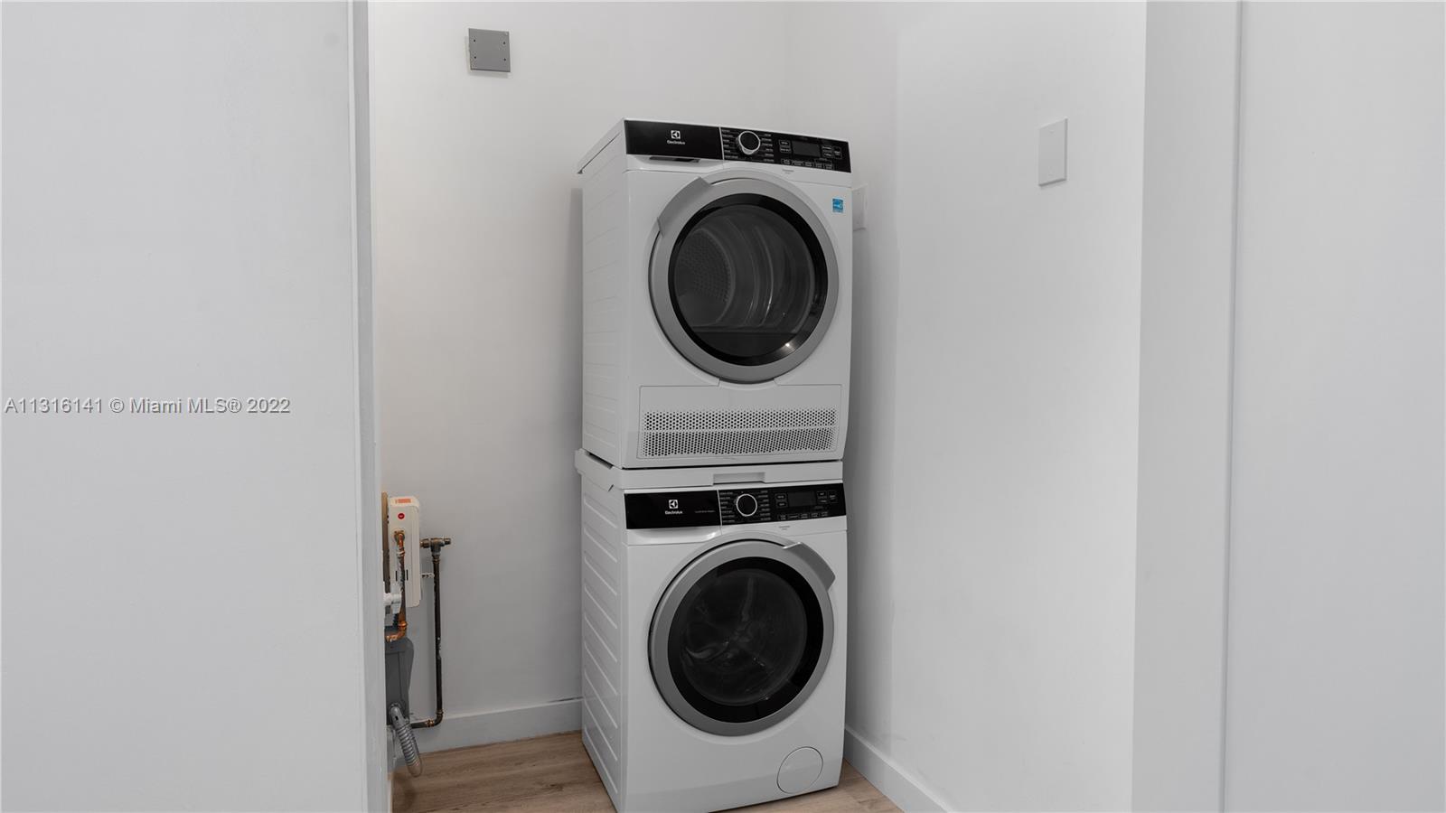 See details / 8878 sq. ft. $ 2022-12-15 0 Photo