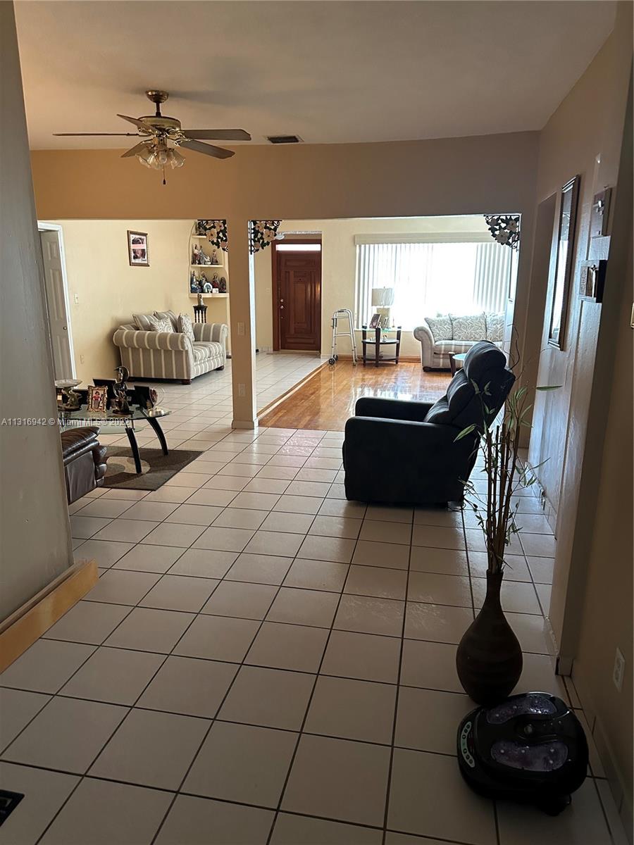 See details / 2893 sq. ft. $ 2022-12-17 0 Photo