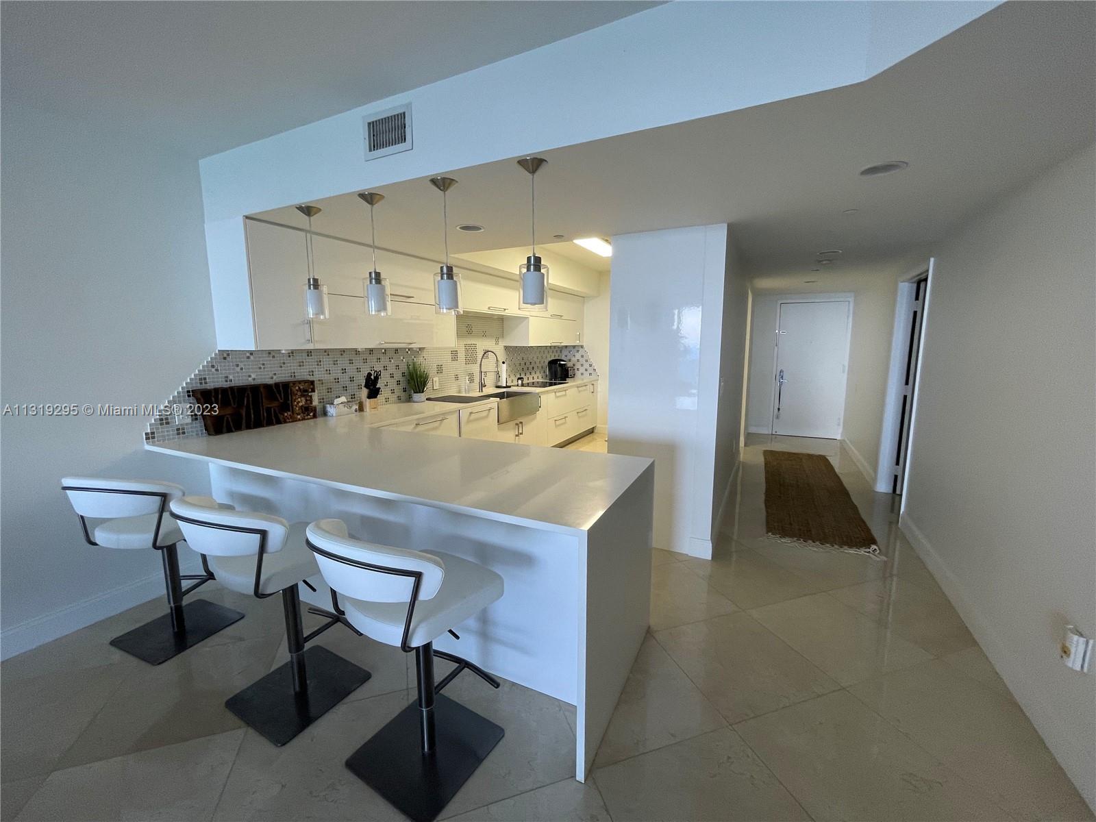 Ver detalles 903 3 / 3 1841 sq. ft. $ 2022-12-25 0 foto