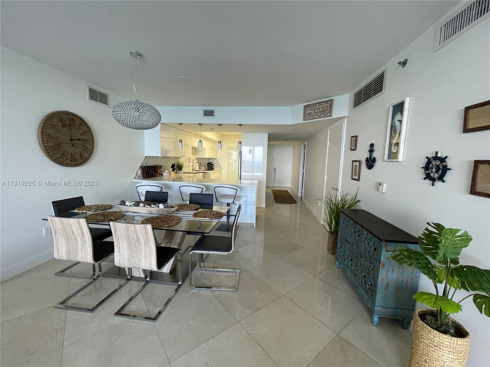 Ver detalles 903 3 / 3 1841 sq. ft. $ 2022-12-25 0 foto