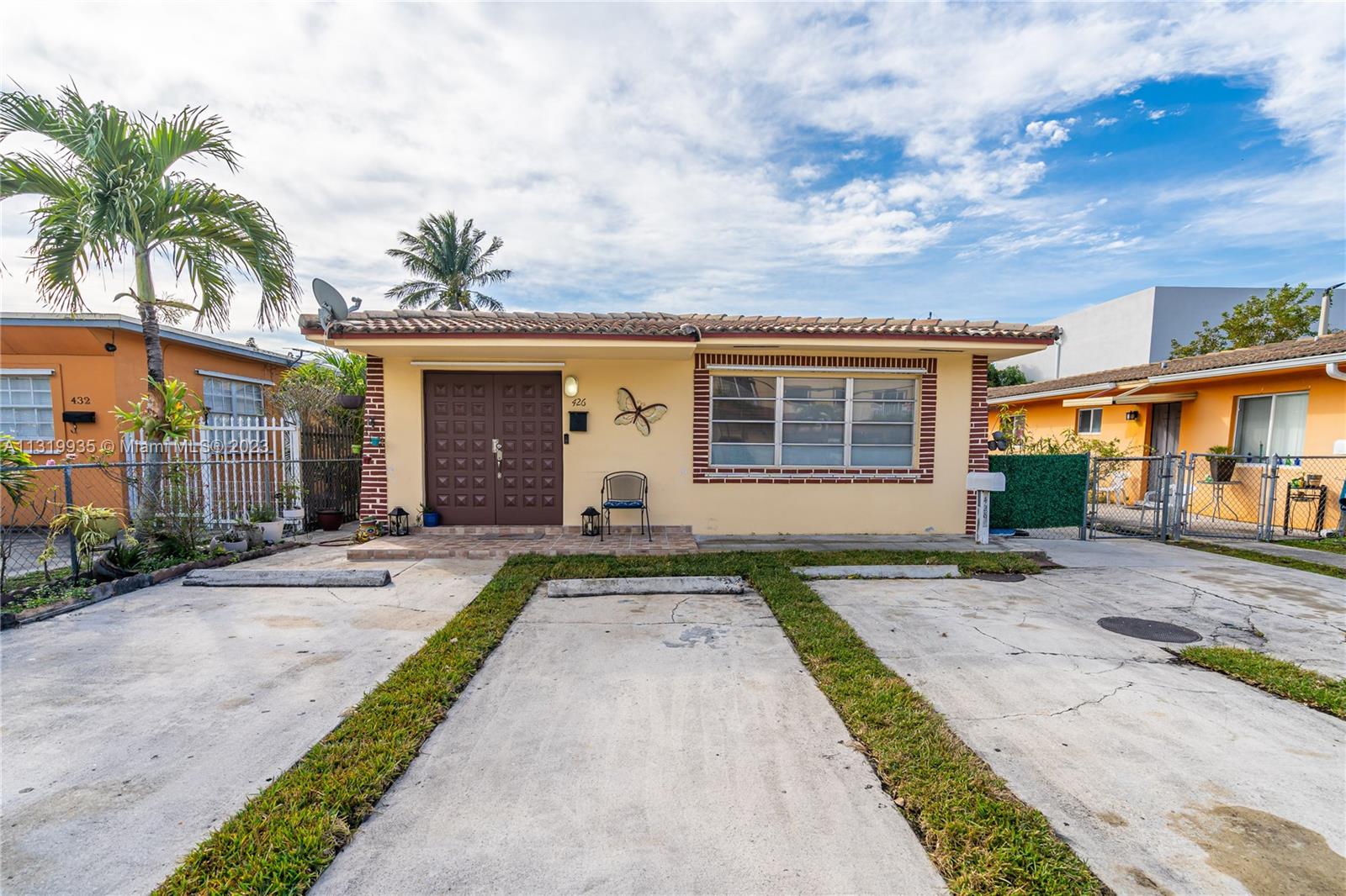 See details / 2393 sq. ft. $ 2022-12-28 0 Photo