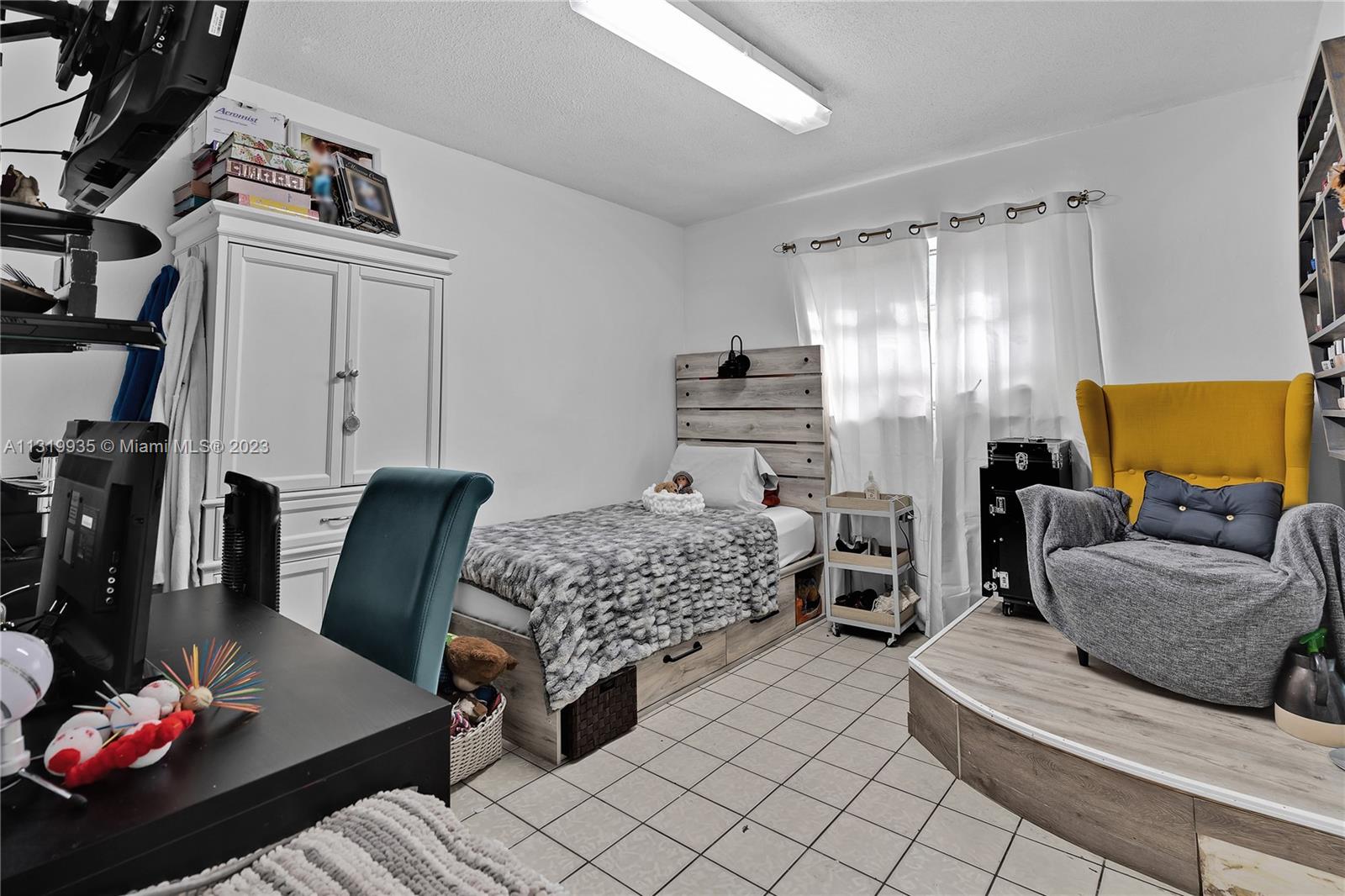 See details / 2393 sq. ft. $ 2022-12-28 0 Photo
