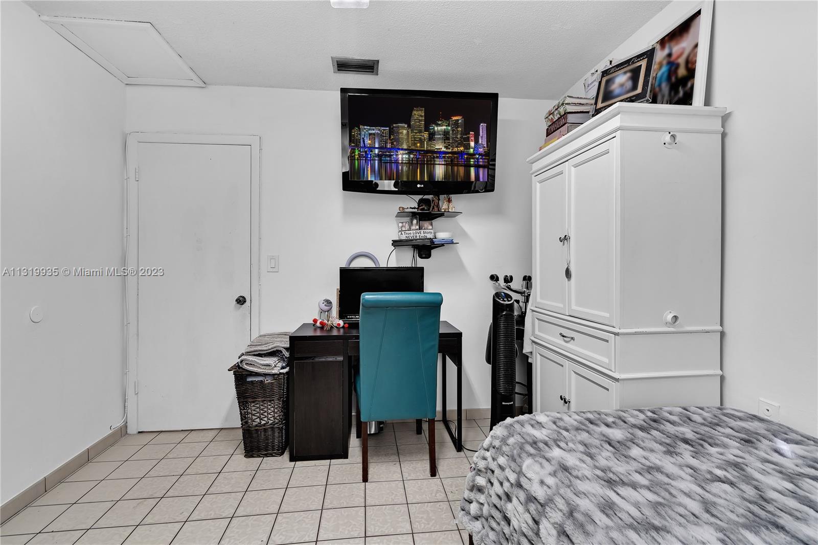 See details / 2393 sq. ft. $ 2022-12-28 0 Photo