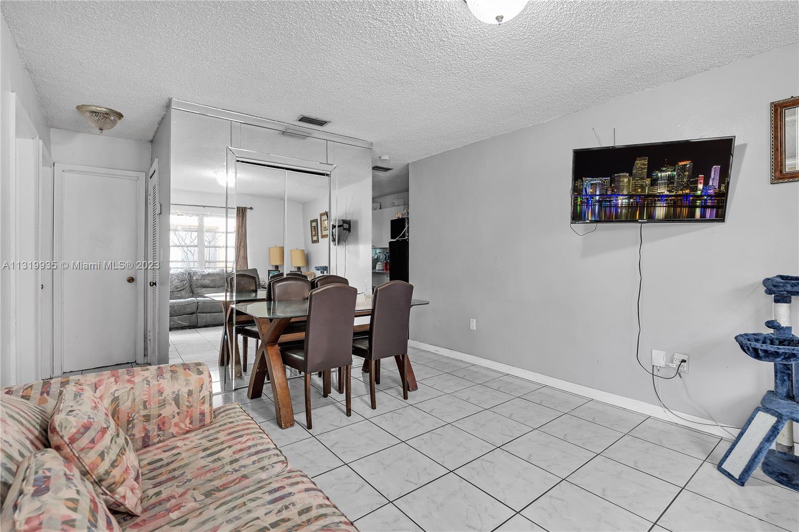 See details / 2393 sq. ft. $ 2022-12-28 0 Photo