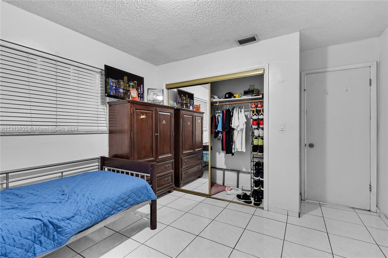 See details / 2393 sq. ft. $ 2022-12-28 0 Photo