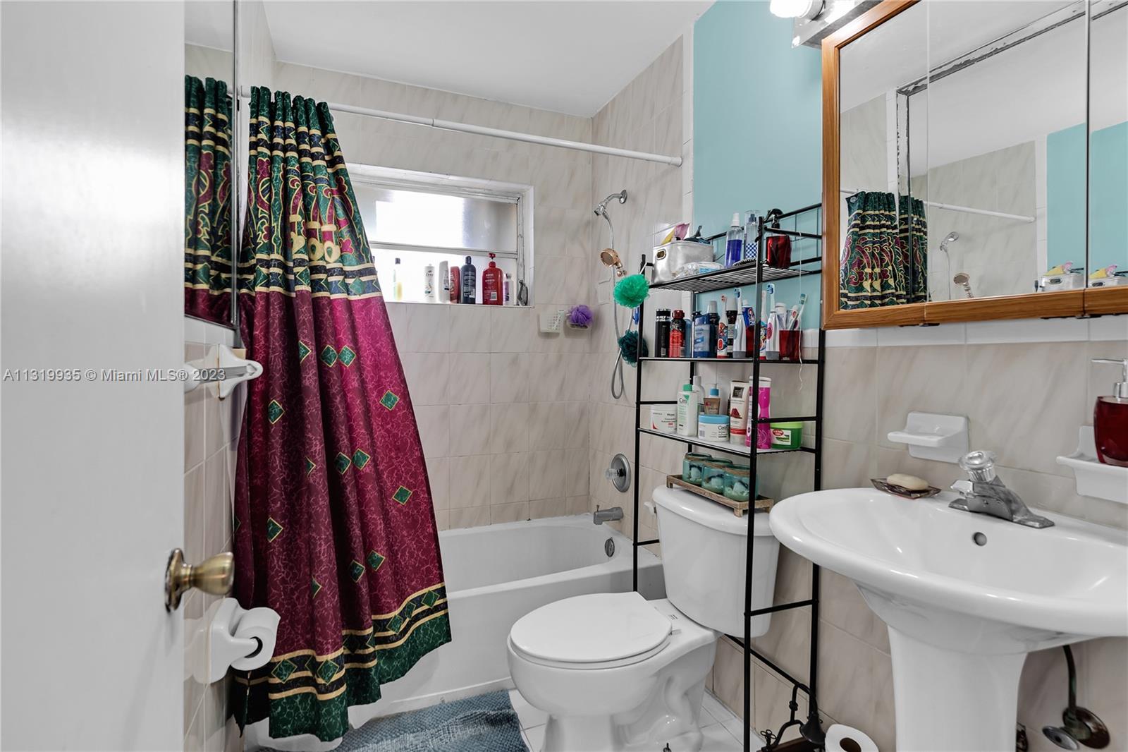 See details / 2393 sq. ft. $ 2022-12-28 0 Photo