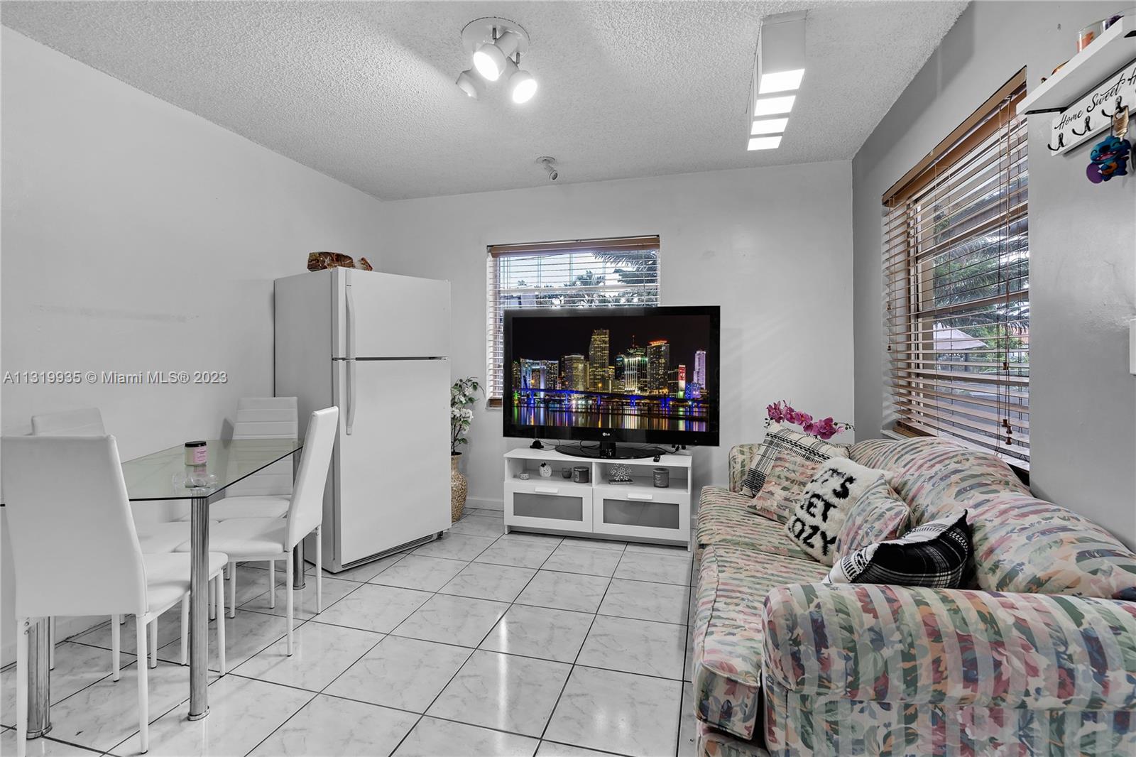 See details / 2393 sq. ft. $ 2022-12-28 0 Photo