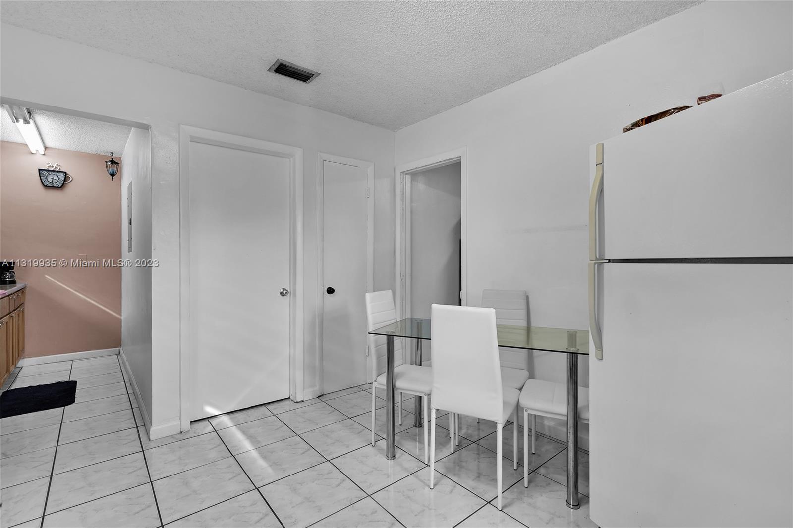 See details / 2393 sq. ft. $ 2022-12-28 0 Photo
