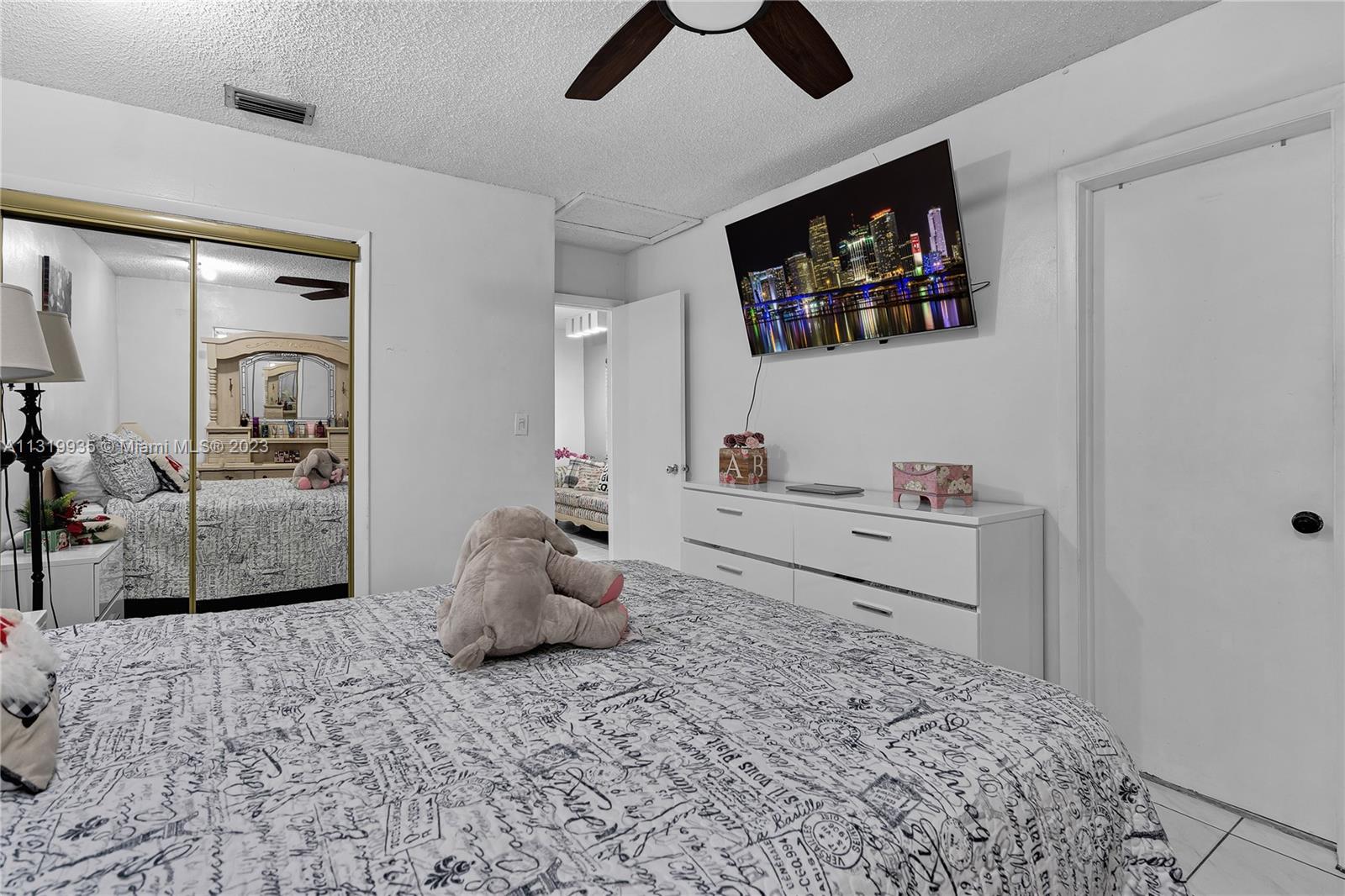 See details / 2393 sq. ft. $ 2022-12-28 0 Photo