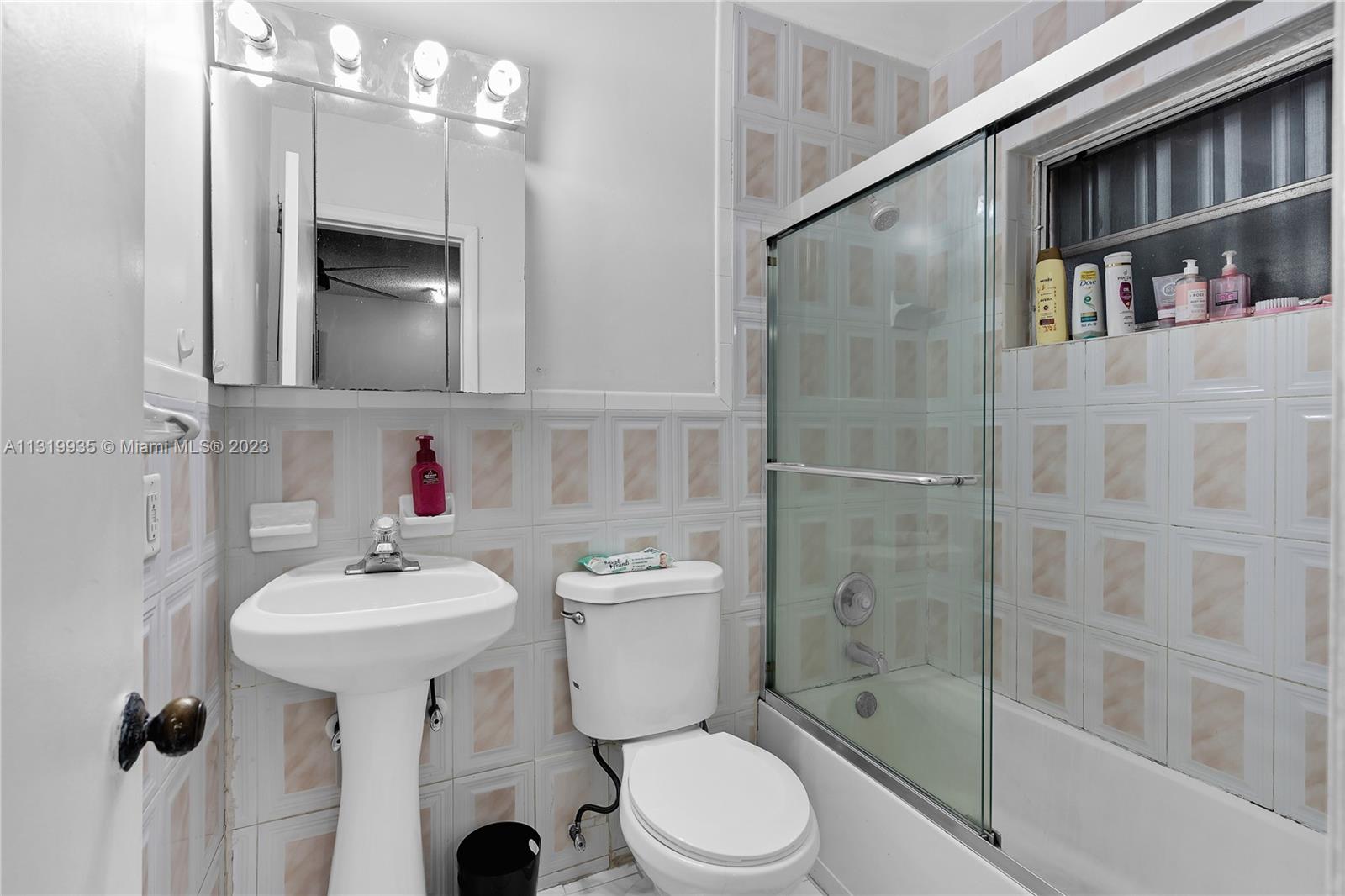 See details / 2393 sq. ft. $ 2022-12-28 0 Photo