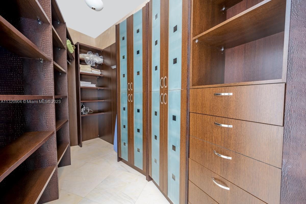Ver detalles 3806 2 / 4 2327 sq. ft. $ 2023-01-11 0 foto