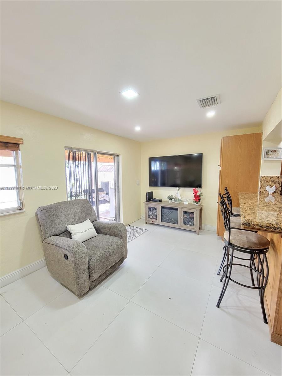 See details / 1876 sq. ft. $ 2023-01-04 0 Photo