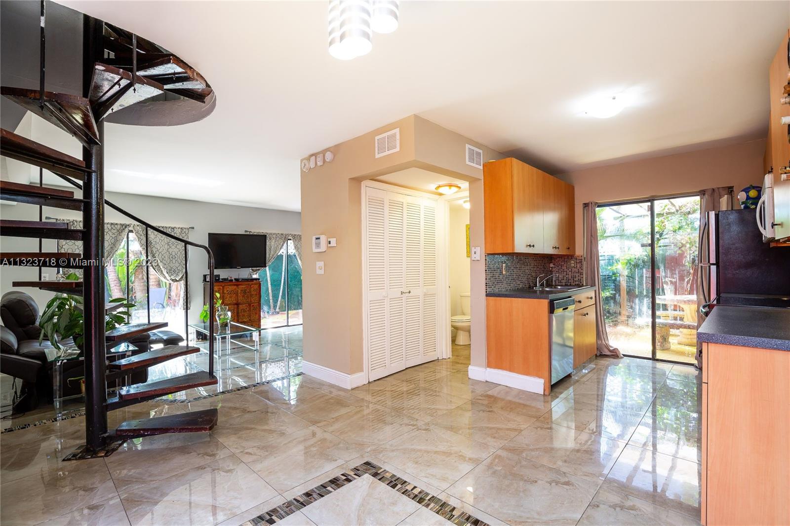See details / 3150 sq. ft. $ 2023-01-07 0 Photo