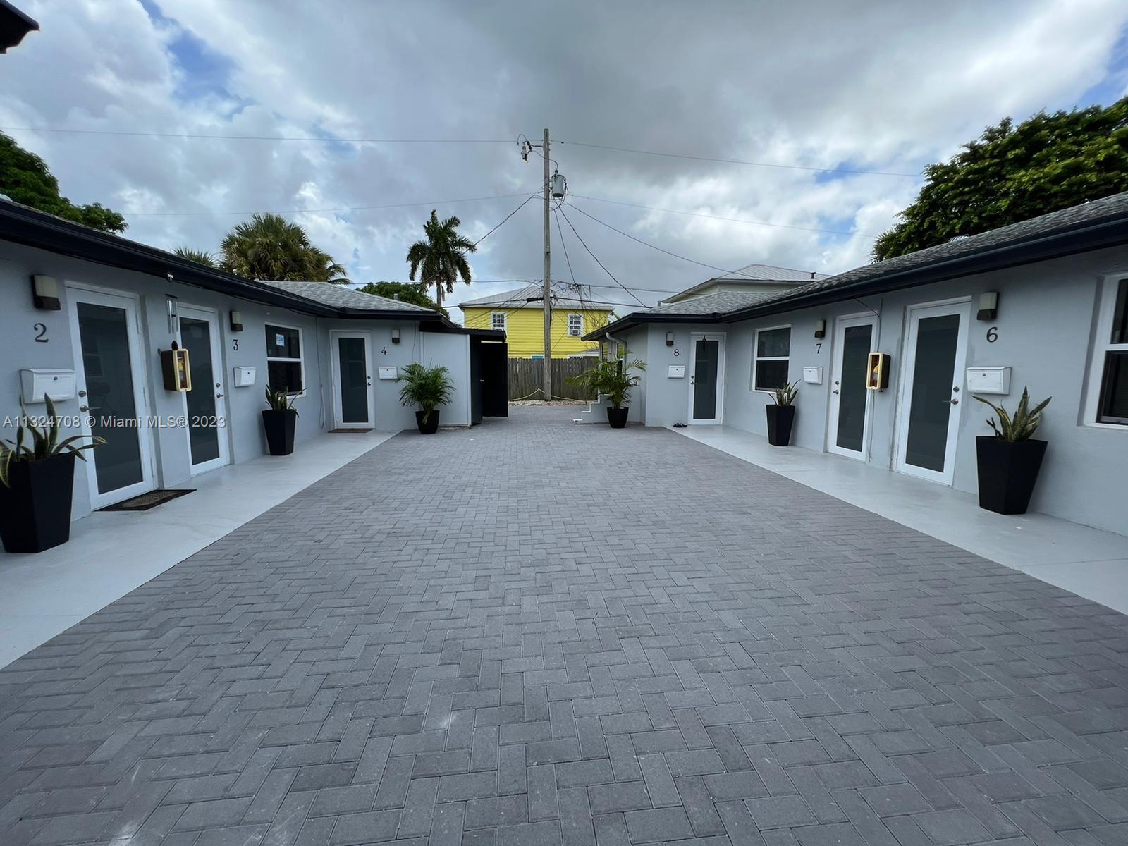 See details / 4540 sq. ft. $ 2023-01-17 0 Photo