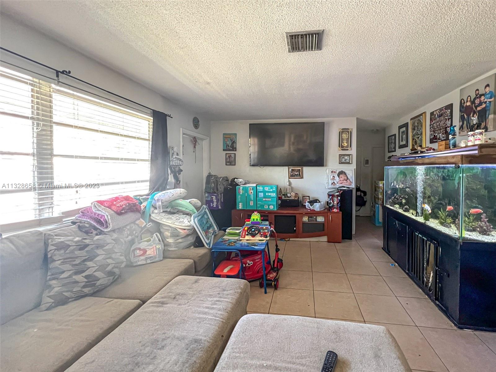 See details / 1983 sq. ft. $ 2023-01-17 0 Photo
