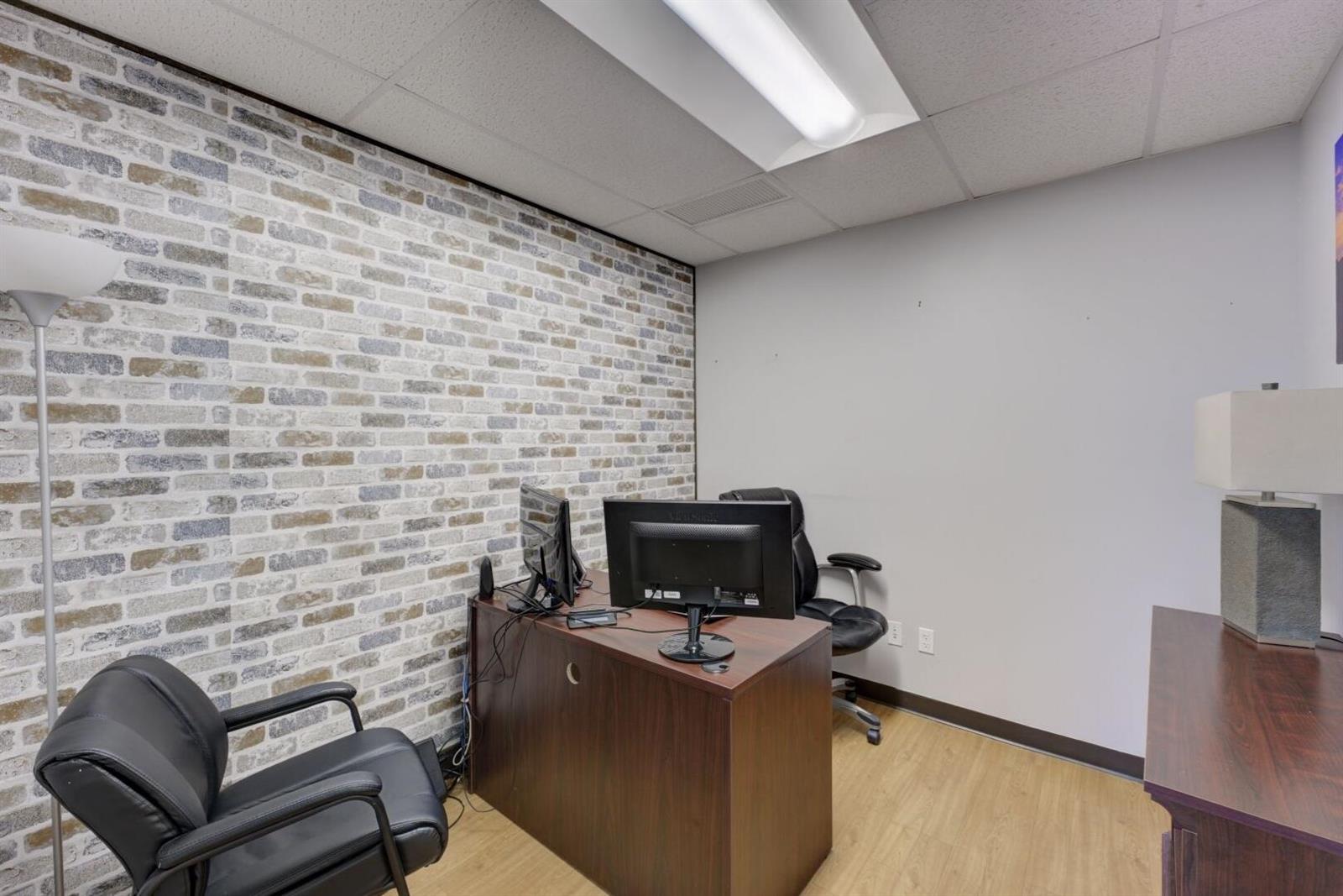   / 4  sq. ft. $ 2023-06-01 0 foto