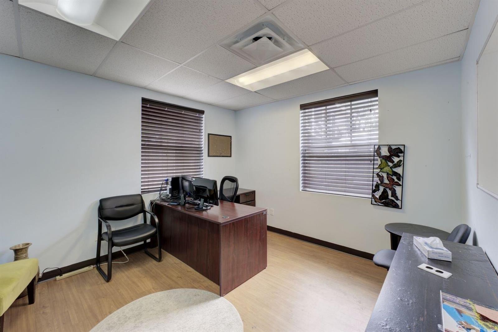  / 4  sq. ft. $ 2023-06-01 0 foto