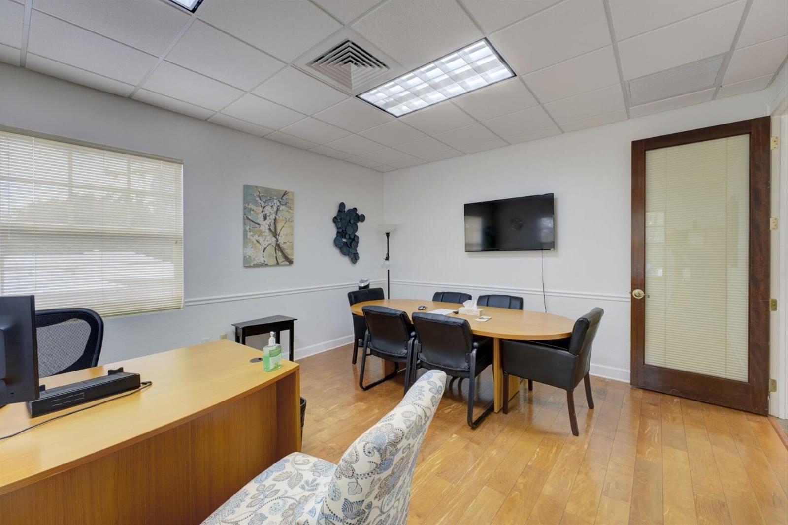   / 4  sq. ft. $ 2023-06-01 0 foto