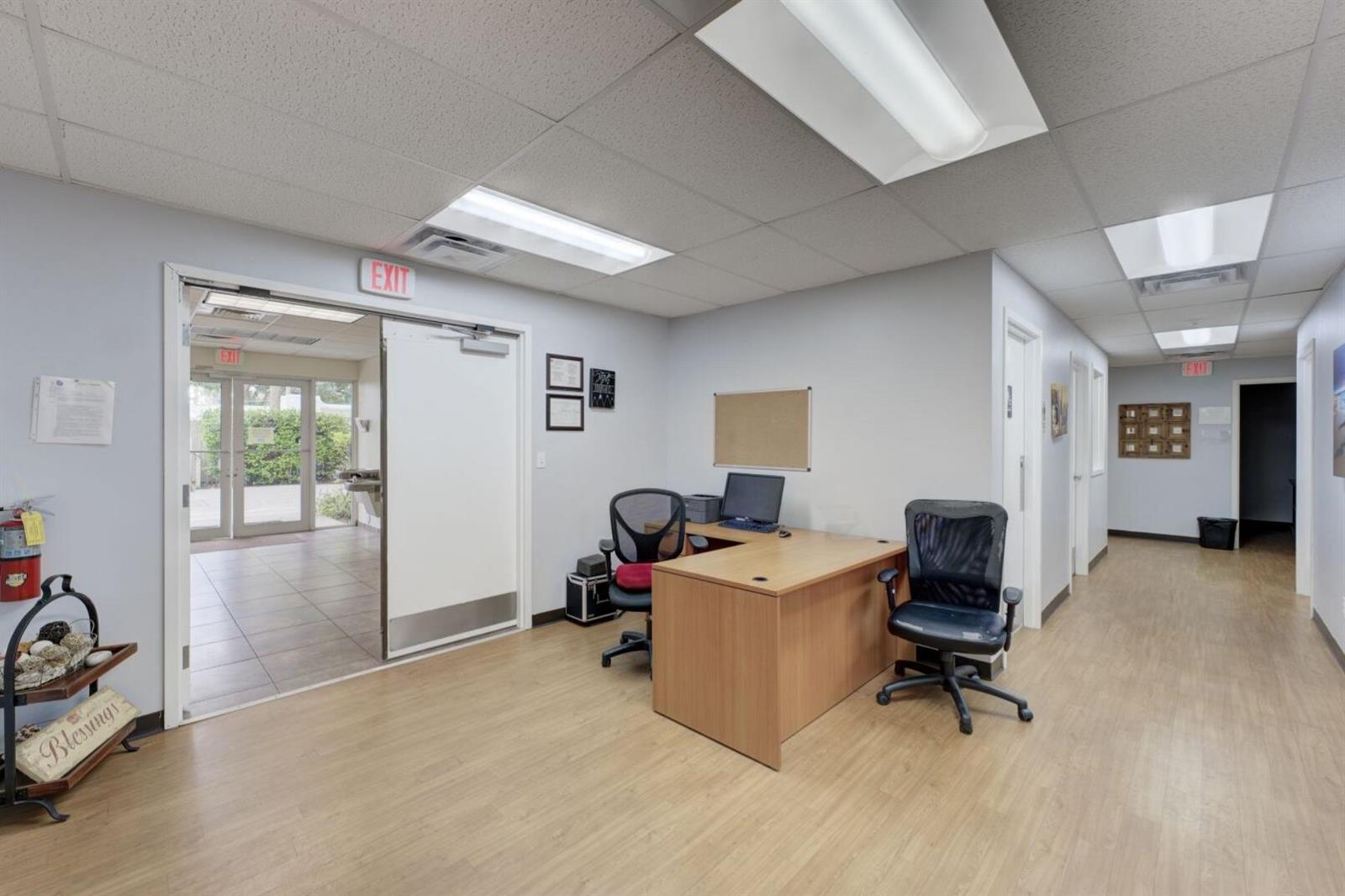   / 4  sq. ft. $ 2023-06-01 0 foto