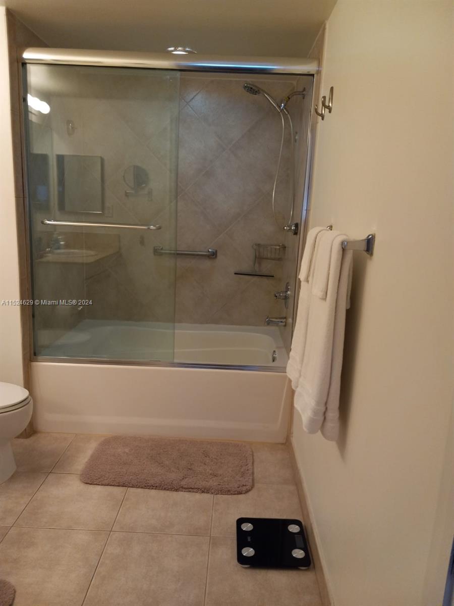 Photo of 2080 Ocean Dr #1104, Hallandale Beach, Florida, 33009 - Master Bathroom