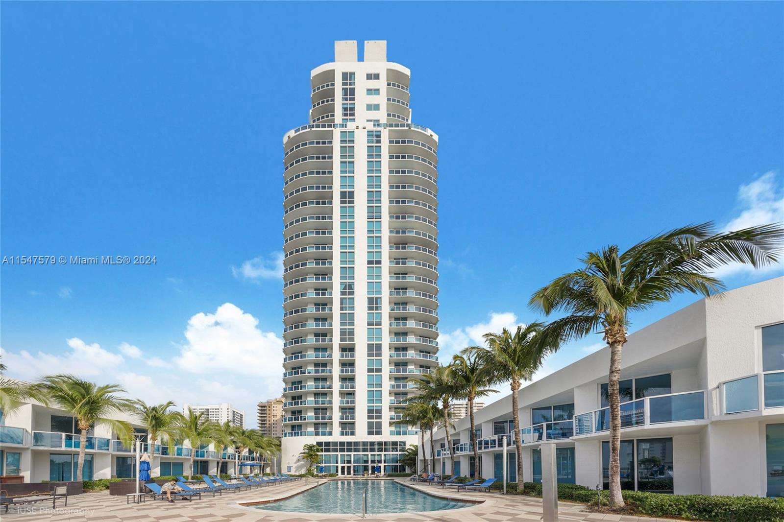 Marina Yacht Club Pool area