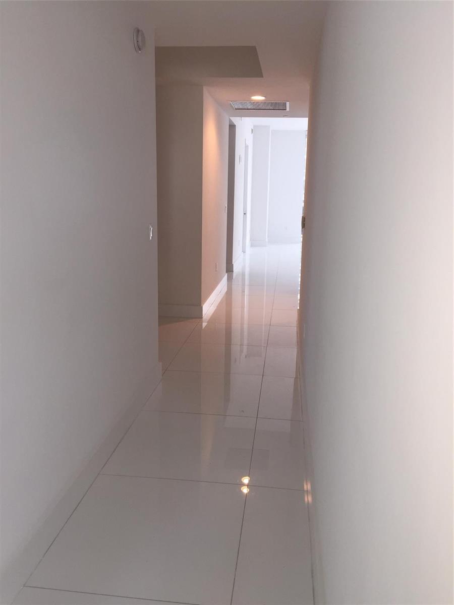 Ver detalles 502 3 / 1979 sq. ft. $ 2026-05-11 0 foto