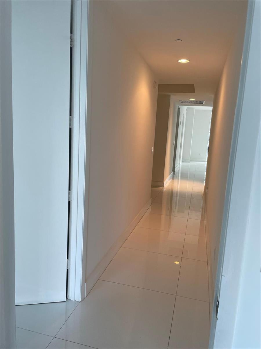 Ver detalles 502 3 / 1979 sq. ft. $ 2026-05-11 0 foto