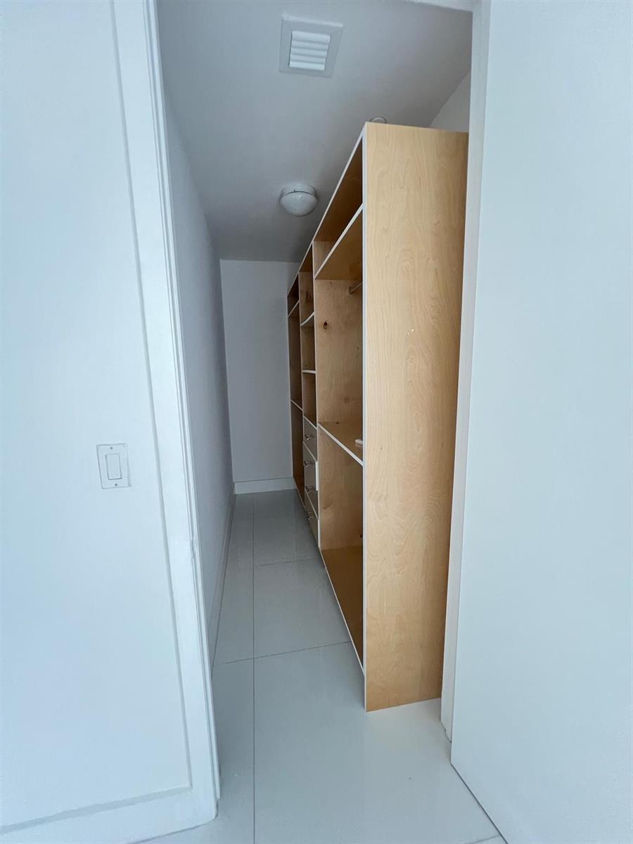 Ver detalles 502 3 / 1979 sq. ft. $ 2026-05-11 0 foto