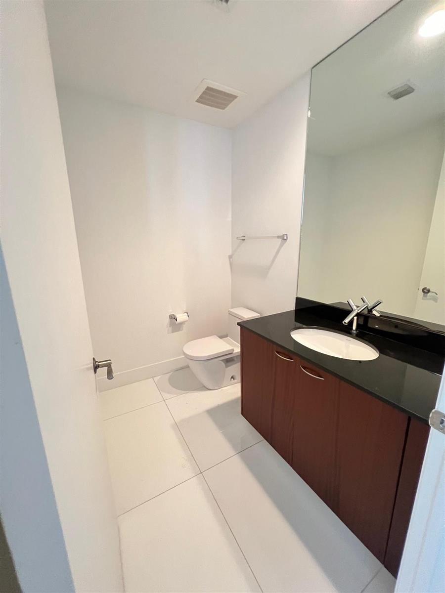 Ver detalles 502 3 / 1979 sq. ft. $ 2026-05-11 0 foto