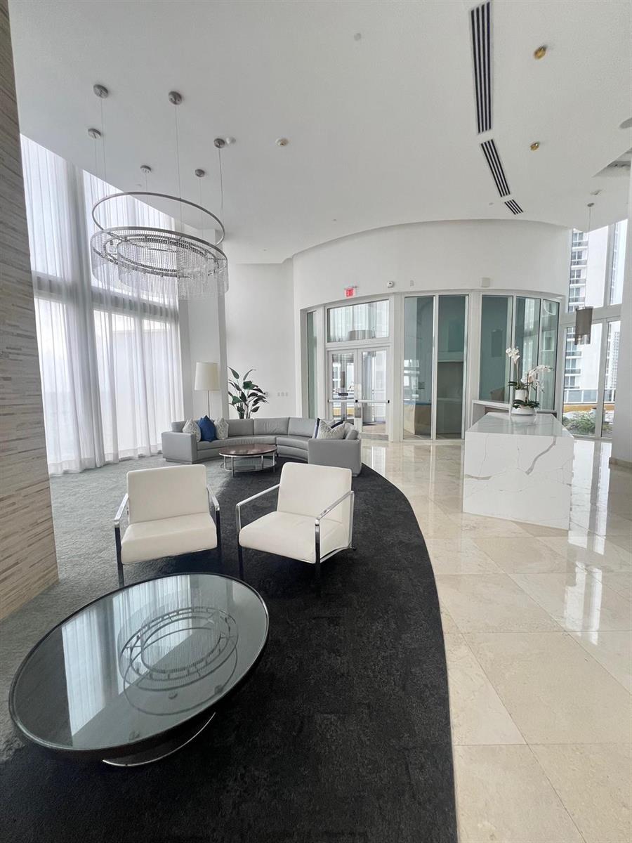 Ver detalles 502 3 / 1979 sq. ft. $ 2026-05-11 0 foto