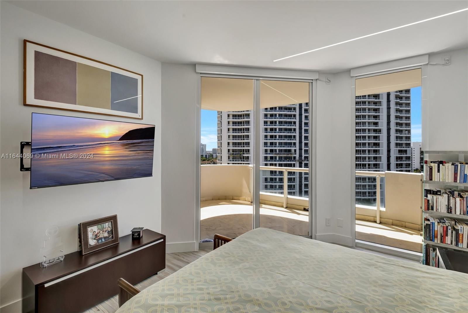 Photo of 21200 Point Pl  #1204, Aventura, Florida, 33180 - 