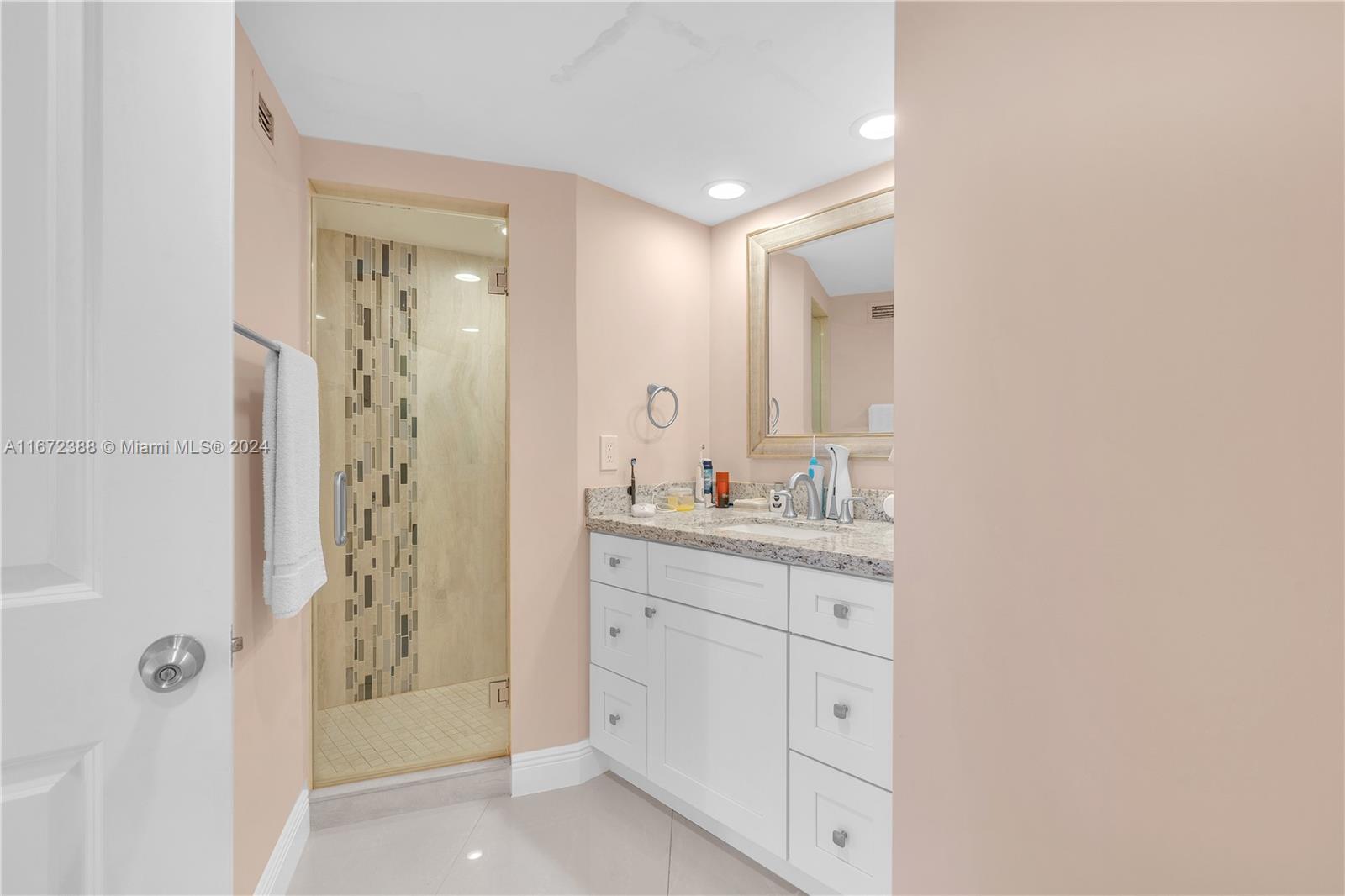 Ver detalles 1225W 2 / 2 1140 sq. ft. $ 2025-01-28 0 foto