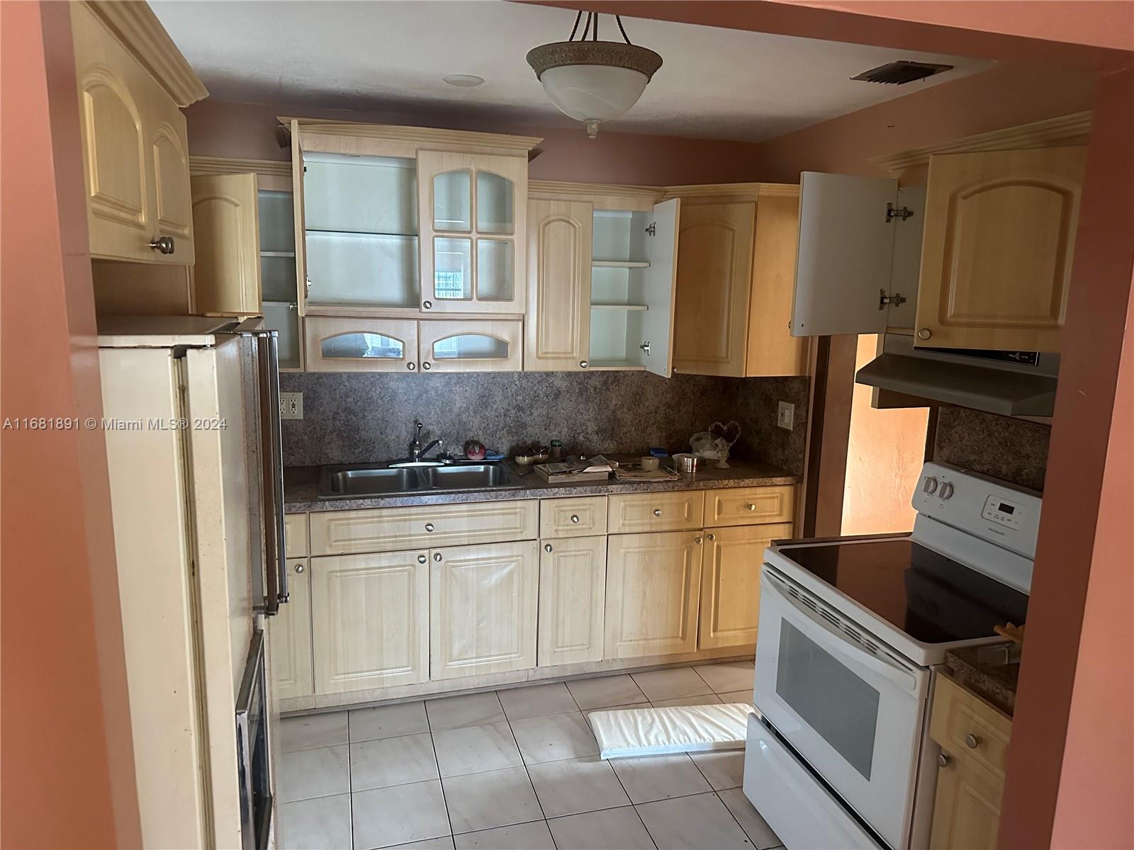 Ver detalles 405 3 / 3 1673 sq. ft. $ 2025-08-18 0 foto