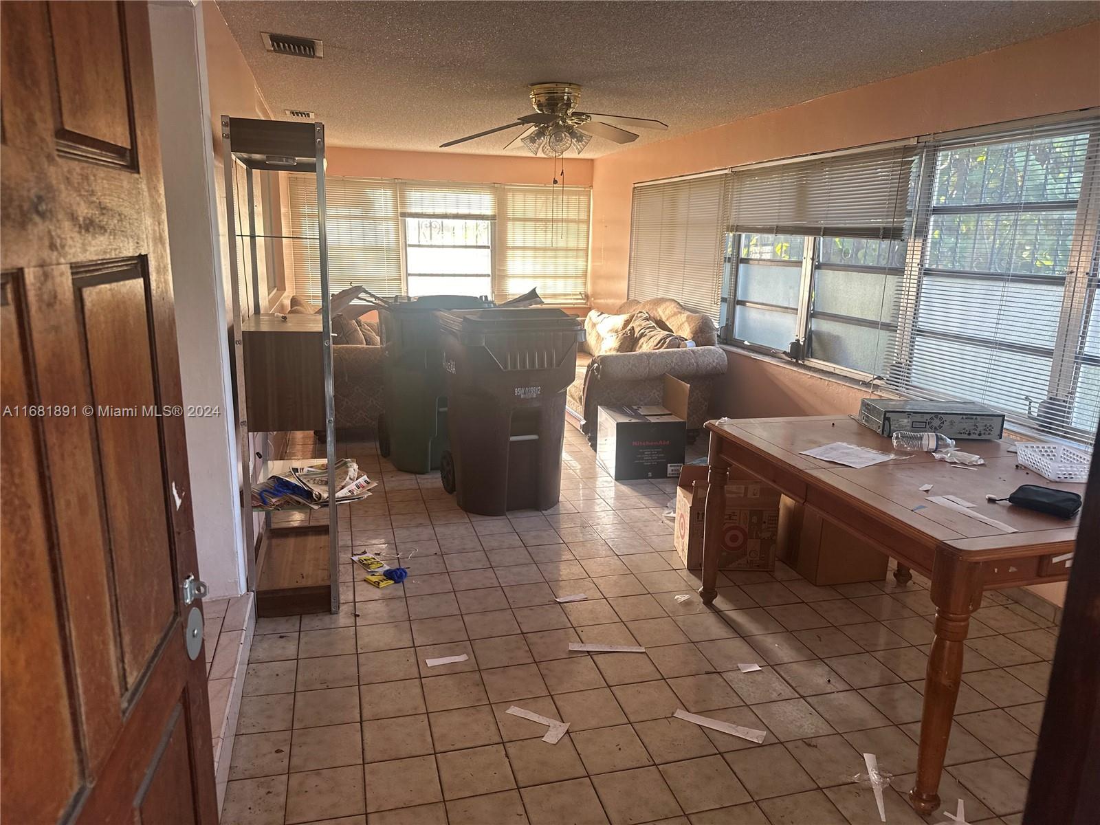 Ver detalles 405 3 / 3 1673 sq. ft. $ 2025-08-18 0 foto