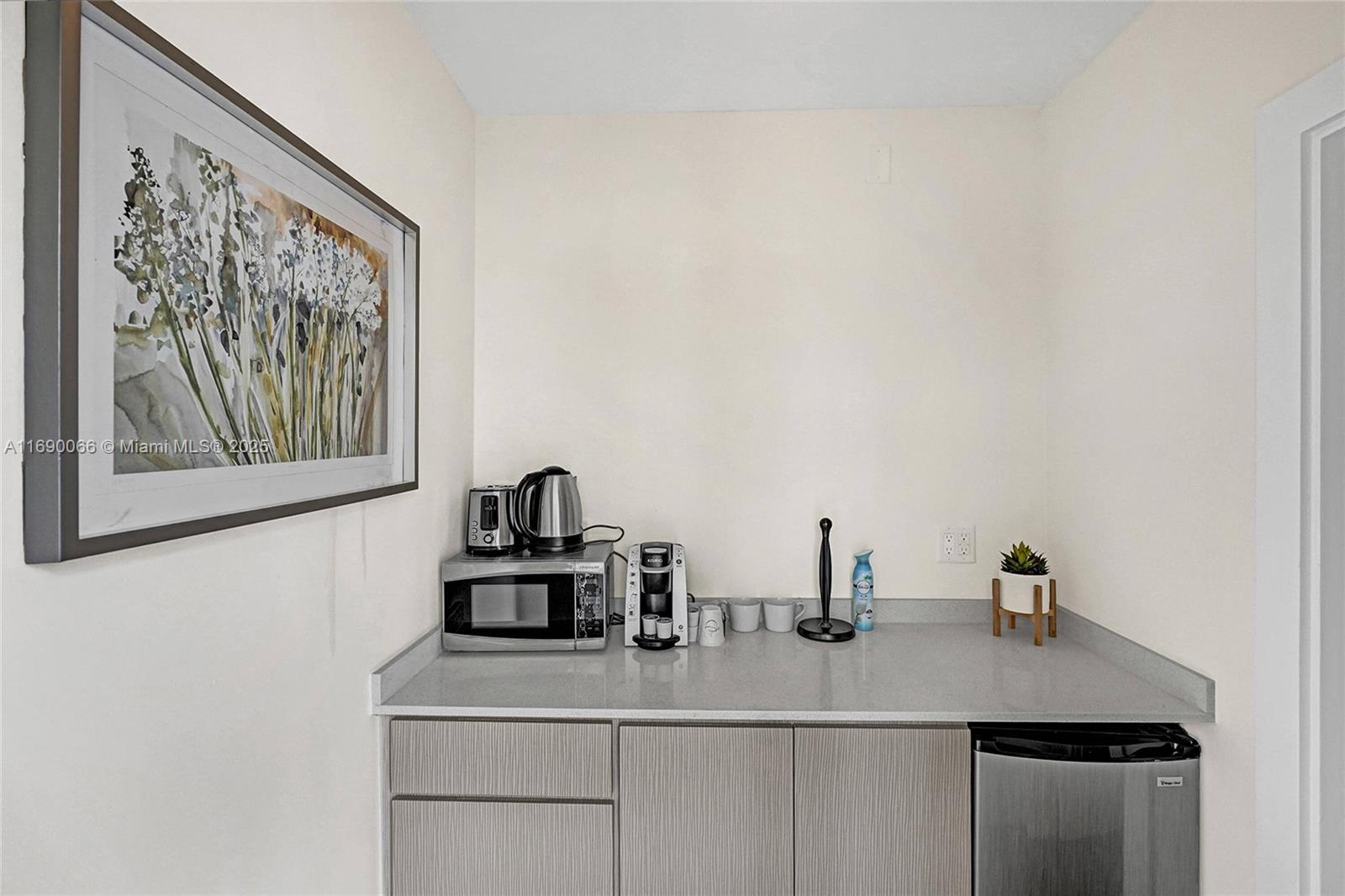   /   sq. ft. $ 2025-03-14 0 foto