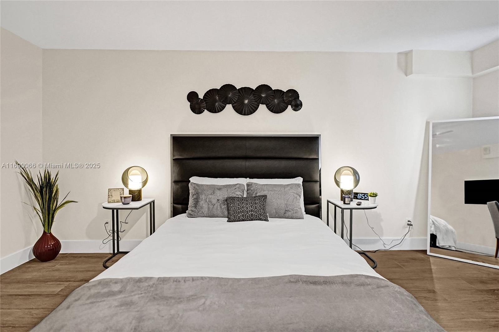   /   sq. ft. $ 2025-03-14 0 foto