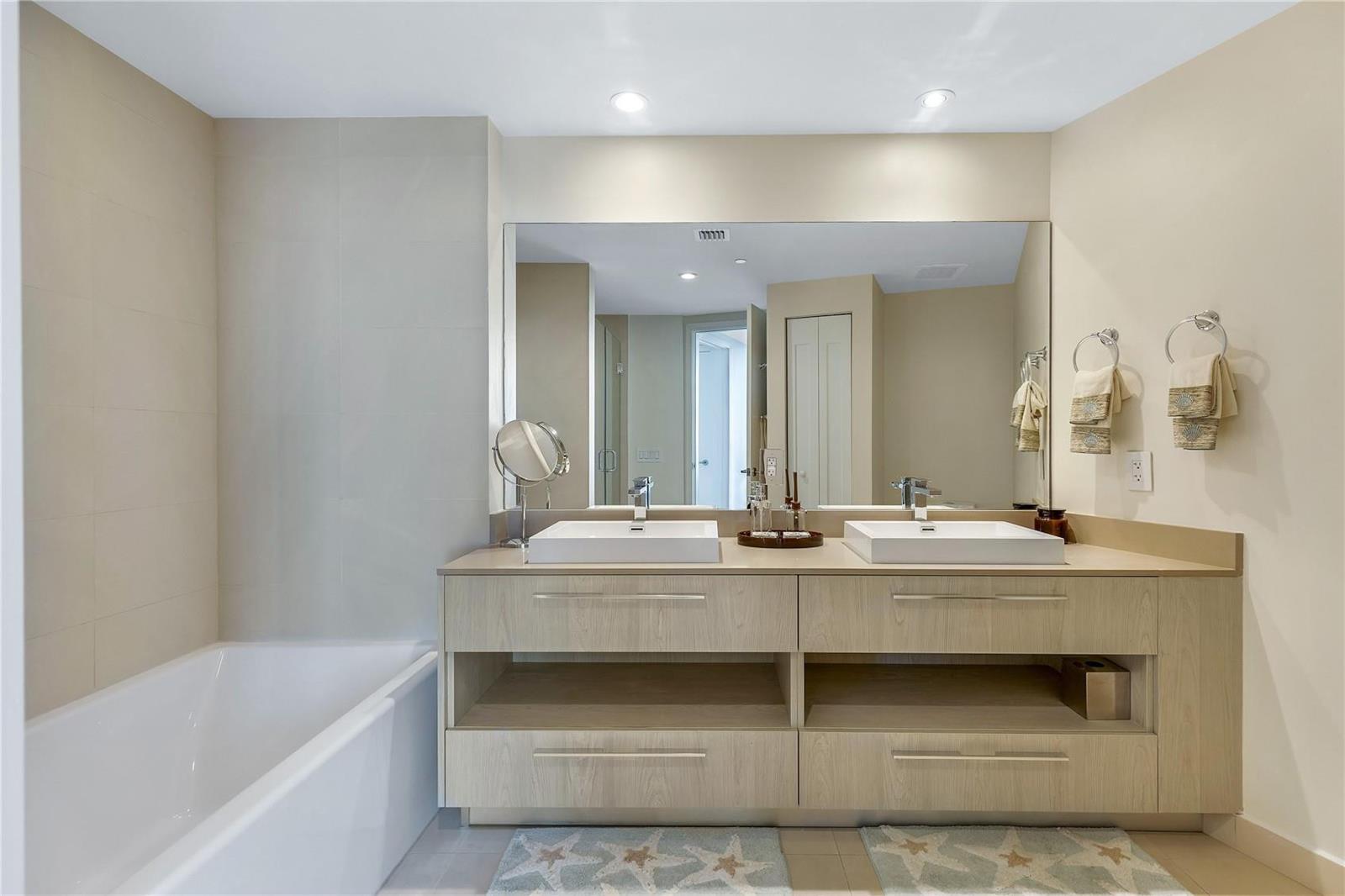 See details Lph3/5 4 / 2500 sq. ft. $ 2025-10-15 0 Photo