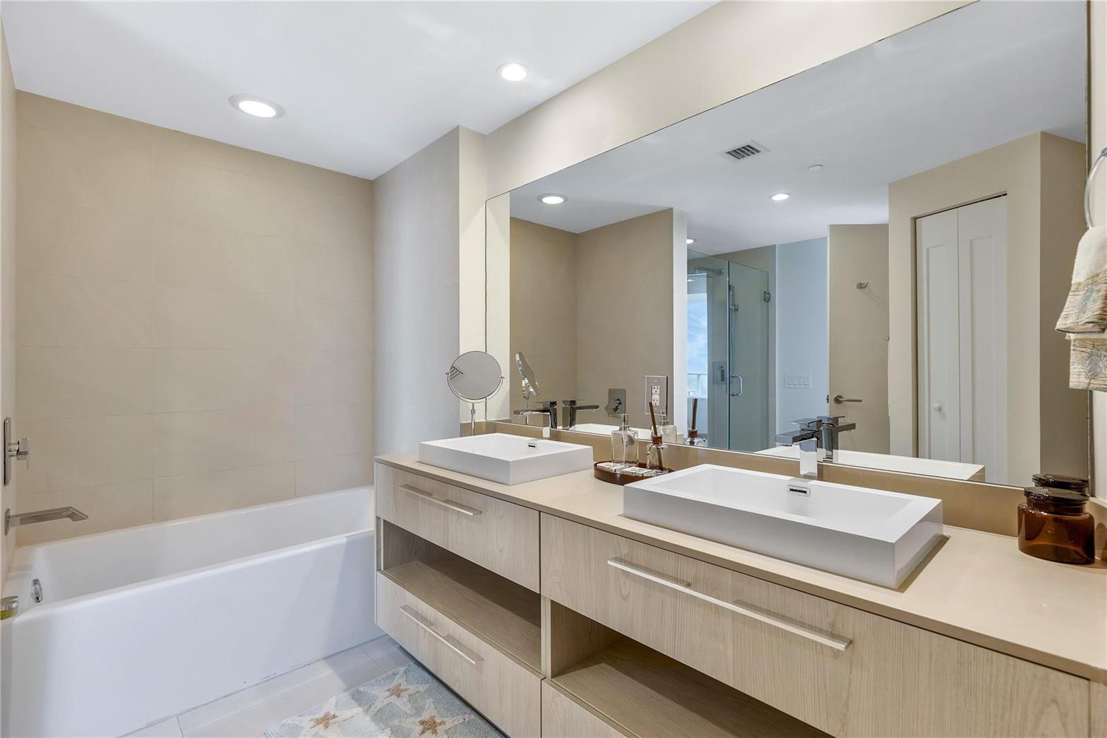 See details Lph3/5 4 / 2500 sq. ft. $ 2025-10-15 0 Photo